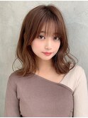 ホワイトグレージュ後れ毛が可愛い顔周りレイヤーミニウルフ