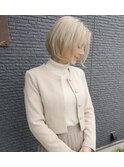 透き通るプラチナブロンド×洗練ミニボブ