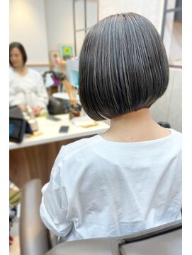 ソウバイジョージ(Sow by George) 首元のラインの強めなボブは本当バランスが大事　George博多