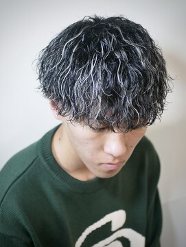 スウェルホワイト(SWELL WHITE) ホワイトメッシュ×波巻きスパイラルパーマ メンズカット