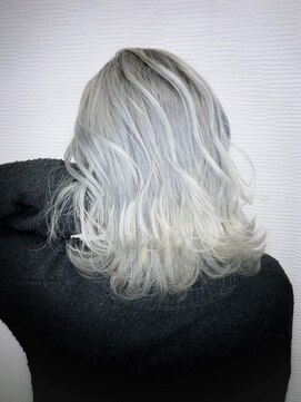 カルフール ロコ 草加西口店(Carrefour LOCO) ☆LOCO☆ミディアムホワイトヘアー