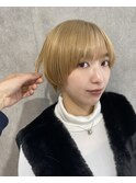 丸みショート前下がりセンターパートハンサムくびれショート