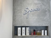 ヘアー ワークス スペースの雰囲気（おしゃれな店内でお寛ぎください）