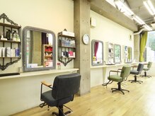 ヘアーアンドメイク シエスタ(hair＆make siesta)の雰囲気（明るい光差し込むセット面にプライベートブースも完備♪。）