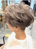 白髪ぼかしハイライト★ミルクティベージュ★刈り上げショート