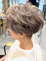 グラッシー センター北店(GLASSI)&nbsp;白髪ぼかしハイライト★ミルクティベージュ★刈り上げショート