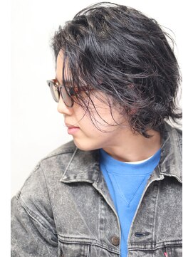 ミルトニア(MILTONIA) サングラスに合うメンズのロン毛センターパートパーマ