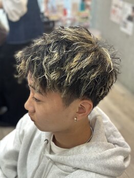 ティーダ(Tidus)の写真/【ご新規様大歓迎♪】トレンドのメンズパーマでお洒落な垢抜けスタイルへ◇＋眉カットで清潔感UPも◎