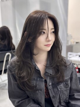 ロムーク 表参道(LOMKH) 夏の小顔ロングレイヤーカット顔周りシールエクステブルーカラー