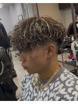 イーラ アメ村店(era)&nbsp;バロックパーマ　ツイストスパイラル眉カットメンズパーマ