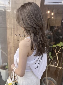 ニコリヘアワークス(nicori hair works) ロング×レイヤー×クールミルクティーベージュ1
