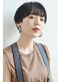 アッシュカラーの厚めバングのエッジショート