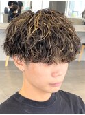 渋谷メンズハイライトカラー緩め波巻きスパイラルパーマメッシュ