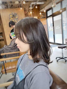 コモレビ(komorebi) 【山本智文】オリーブグレーレイヤーカット