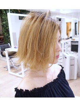 オウル(Owll) 【DISHEL】ゴールドカラー 切りっぱなし外ハネスタイル