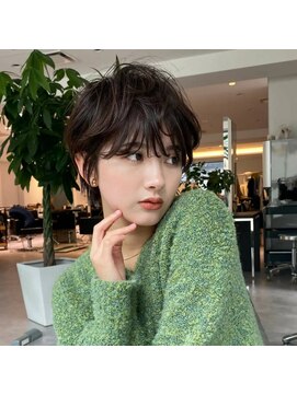 アンド ストーリーズ(&STORIES) 前髪あり耳掛け丸みくびれショートボブ20代30代40代50代(蘭)