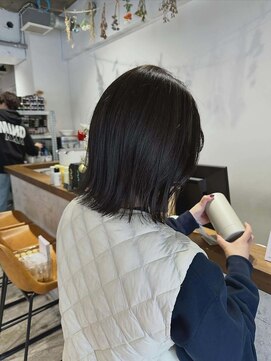 セラ バイ ユーレルム(SerA by U-REALM) 毛先ぱつっとな肩ボブ、オリーブグレー