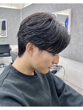 グロップ 町田(GLOP) センターパートをより輝かせる王道フェザーパーマ