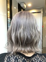 ルイス(L'wis)&nbsp;プラチナグレーアッシュ＋ハイライト