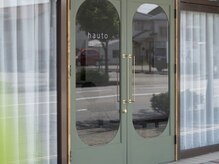 ハウト(hauto)の雰囲気（オリーブグリーンの扉が目印）