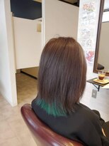 スリービープラス(3beplus)&nbsp;ネイビーアッシュカラーにパステルグリーンのインナーカラー♪