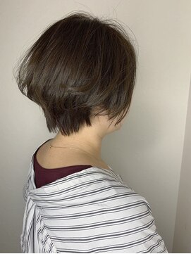 モルニ(MORNI) くびれショート_マロンベージュ Aラインボブ かきあげ