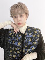 イル(ill)&nbsp;ハイトーンショート　コテ巻き　パーマ風　ホワイトブロンド