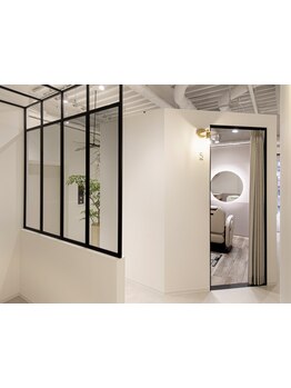 美髪になりたい大人女性の為の髪質改善サロン！全席個室のプライベート空間でリラックス◎