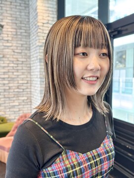 エン(YENN) デザインカラー×ミディアムボブ