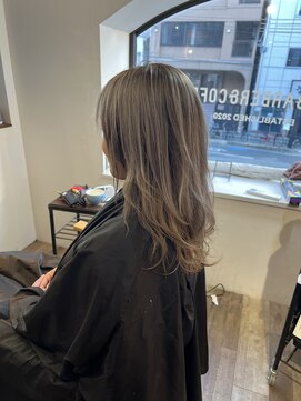 ジジ アドラーブル ヘア サロン(JiJi ADRABLE HAIR SALON) 格上げホワイト×レイヤー