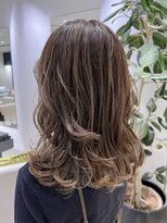 ステア ケース(stair case)&nbsp;ハイライトで顔まわりの白髪をカバー 白髪活かし 30代40代50代