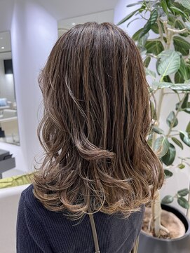 ステア ケース(stair case) ハイライトで顔まわりの白髪をカバー 白髪活かし 30代40代50代