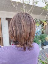 タエビスアリッサム(Taebis Alyssum) ミディアムレイヤー(白髪ぼかし、ミディアムパーマ)