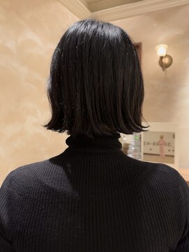 ビュートリアム265(BEAUTRIUM 265) 癖毛を生かした切りっぱなしボブ/黒髪ラウンド前髪/銀座有楽町