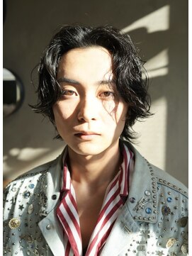 キュー(Cue_) 無造作スパイラルのウルフセンターパートパーマ　2【影山】