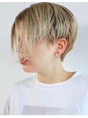 ブリーチカラーのハイトーンショート