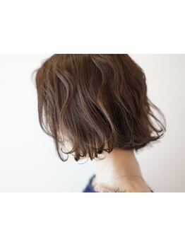 頭の形や輪郭から最適なバランスを見極め、小顔に魅せる。洗練されたワンランク上のショート/ボブヘアに♪