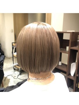 リカモ(ricamo) ハイトーンベージュ×王道ボブ