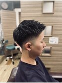 スキンフェードフェード黒髪短髪アップバンク