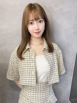 アイユー(ii+U)&nbsp;ストレートヘア　ミディアムスタイル　ベージュカラー