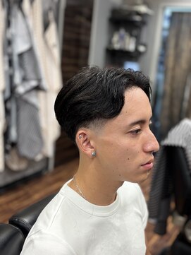 バーニーズ バーバークラブ(BARNEYS BARBER CLUB) センターパートテーパーフェード