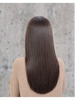 カットワークススリックバイフェローズ(CUT WORKS SLICK by fellows) 乾かすだけでまとまる艶ブラウンストレート