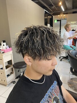 アイズ 東海大前(AIZU) メンズカットメンズカラー波巻きパーマツイストスパイラルパーマ