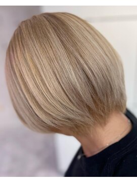 ラビス 浦和(Lovis) 美髪/ネビージュ/大人かわいい/透明感ショート[浦和]