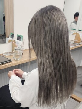 イラ(Era) グレーシルバー/ブリーチカラー/透明感カラー