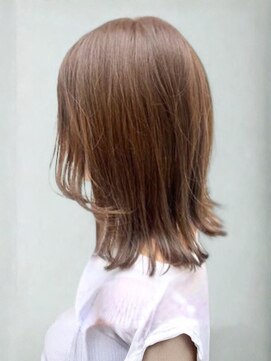 アッシュブラウン 顔周りカット ミディアムレイヤー 美髪