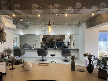 ティール 横浜元町(teal.)の写真/【12月10日NEW OPEN】元町の中心!大人女性向け高級感のあるサロン◎広々とした店内で特別なひと時を♪