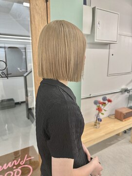 ヒビヲ(HIBIO) ショートボブ切りっぱなしボブタッセルボブベージュカラー横浜