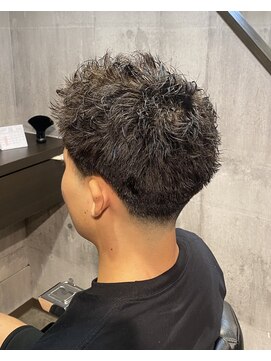 スウェルホワイト(SWELL WHITE) ピンパーマ×テーパーフェードスパイキー