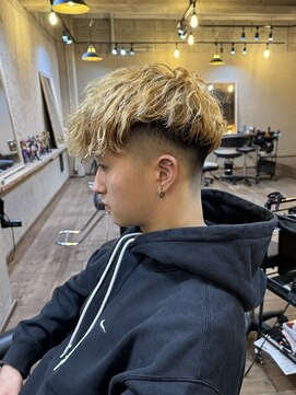 ミオ ベガ(Mio'' VEGA) ブリーチパーマでつくるスペインカール　フェードカット10代20代